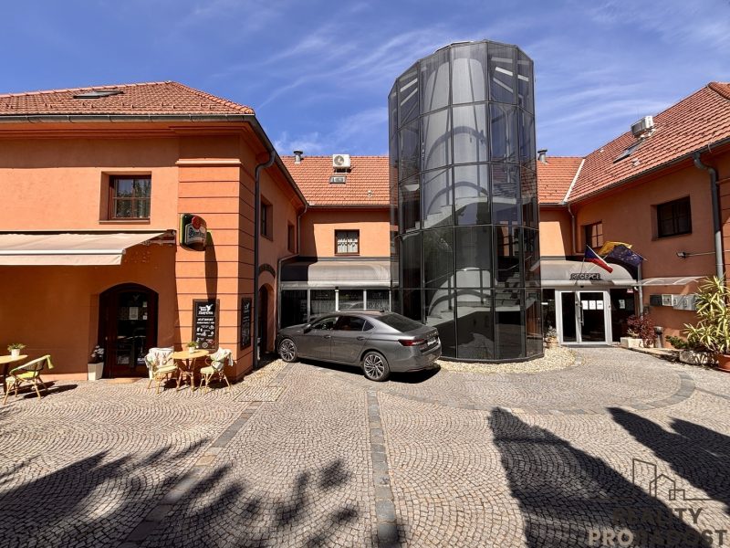 Pronájem Zámeckého hotelu Zlatý orel , Hranice ,